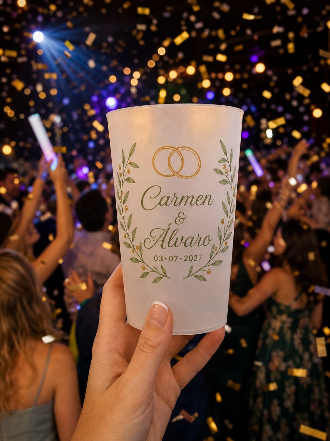 Un invitado levanta su vaso personalizado en la pista de baile, entre confeti