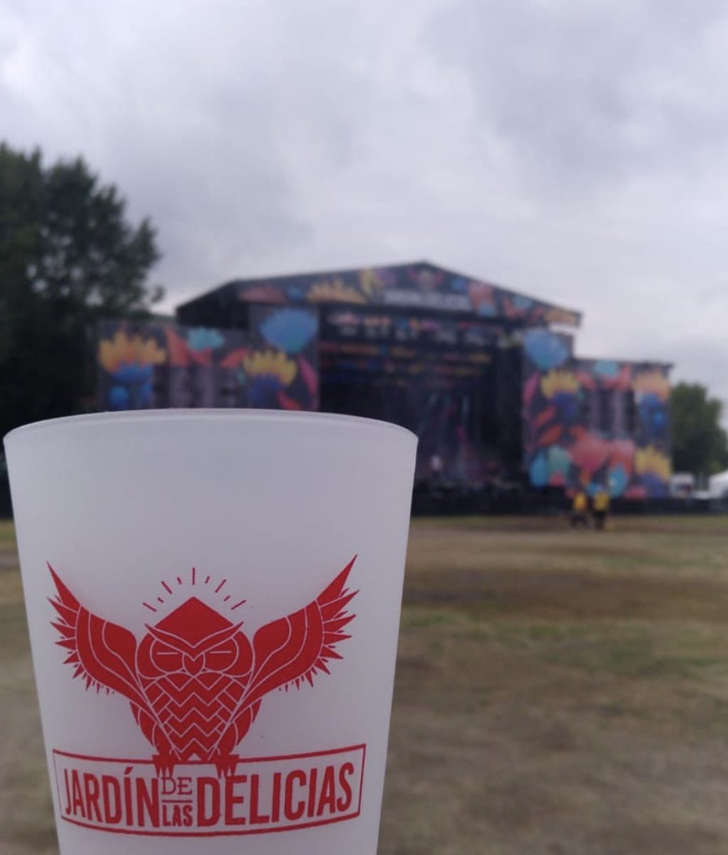 Vaso Jardín de las Delicias frente al escenario principal del festival