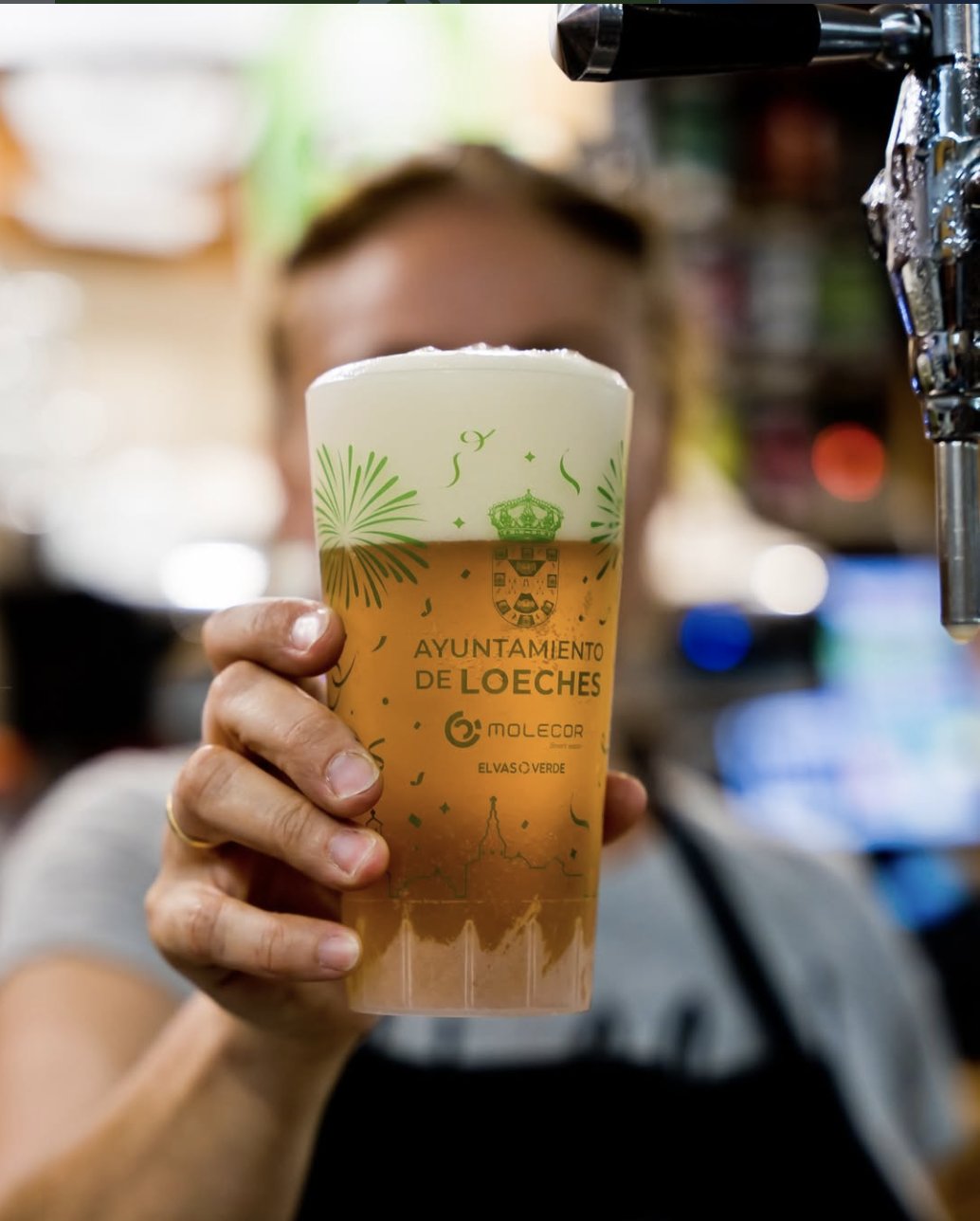 Vaso Ayuntamiento de Loeches servido desde el grifo de cerveza