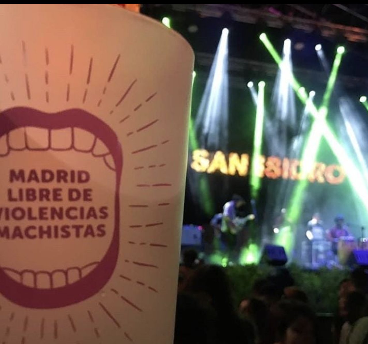 Vaso San Isidro Madrid con campaña Madrid libre de violencias machistas frente a escenario