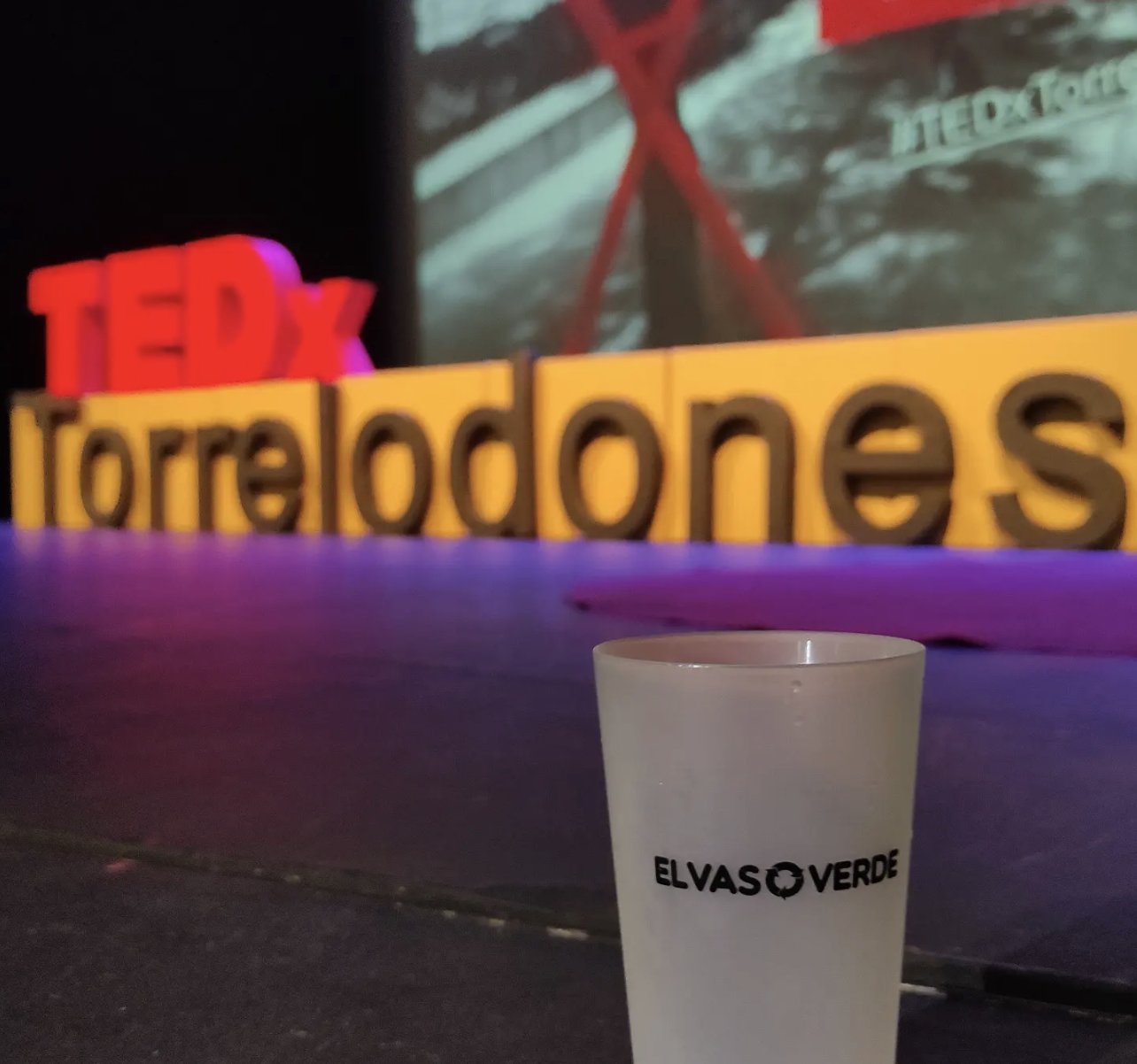 Vaso El Vaso Verde frente al escenario de TEDx Torrelodones