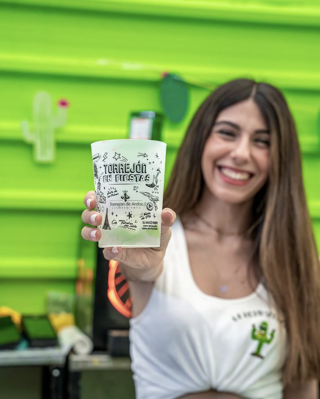 Vaso Torrejón en Fiestas con ilustración del municipio