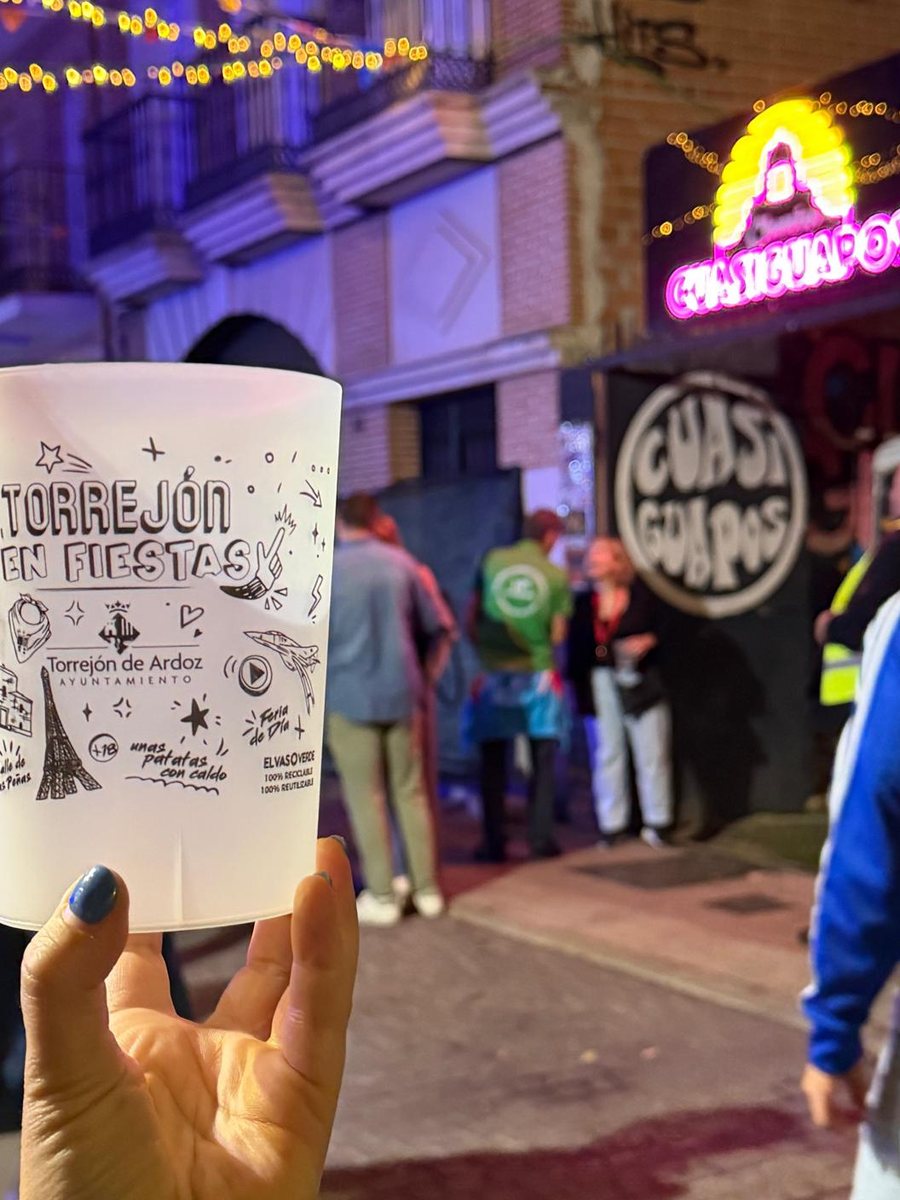 Vaso de Torrejón en Fiestas en plena calle durante las fiestas, de noche