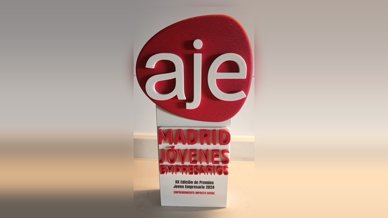 Trofeo del Premio Joven Empresario 2024 de AJE Madrid, categoría Emprendimiento Impacto Social
