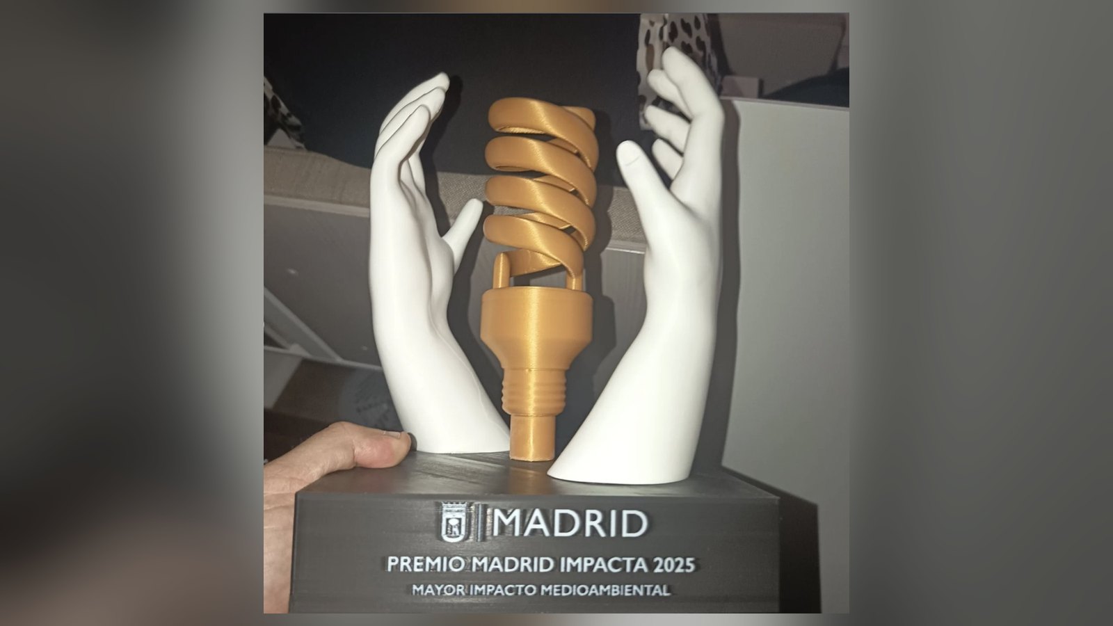 Trofeo del Premio Madrid Impacta 2025 al Mayor Impacto Medioambiental